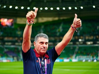 Costa Ricas Trainer Luis Fernando Suárez demonstriert Optimismus - vor dem Spiel gegen Spanien. Costa Ricas Trainer Luis Fernando Suárez demonstriert Optimismus - vor dem Spiel gegen Spanien.