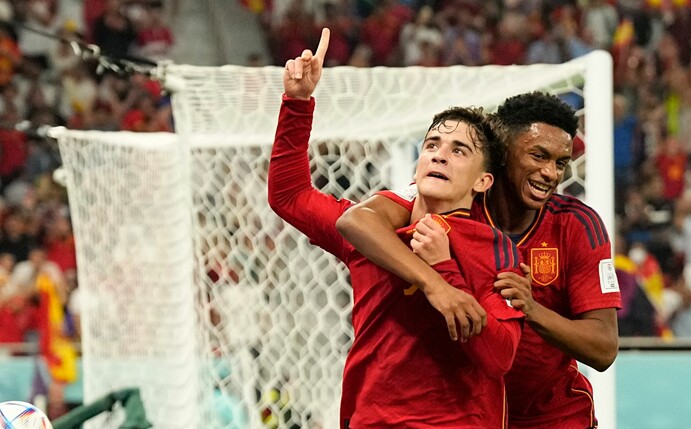 Spaniens Gavi (l) jubelt mit Jose Gaya nach über sein Tor zum 5:0 gegen Costa Rica.