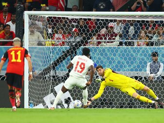 Belgiens Torwart Thibaut Courtois (r) hält den Strafstoß des Kanadiers Alphonso Davies (M/19). Belgiens Torwart Thibaut Courtois (r) hält den Strafstoß des Kanadiers Alphonso Davies (M/19).