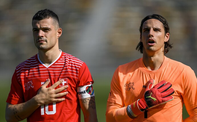 Die Schweiz setzt bei der WM unter anderem auf Gladbach-Torhüter Yann Sommer (r).
