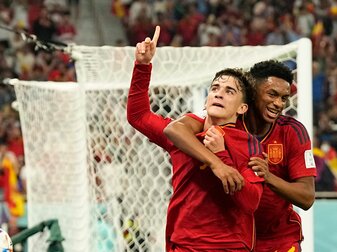 Die Spanier um Supertalent Gavi (l) überzeugten gegen Costa Rica.