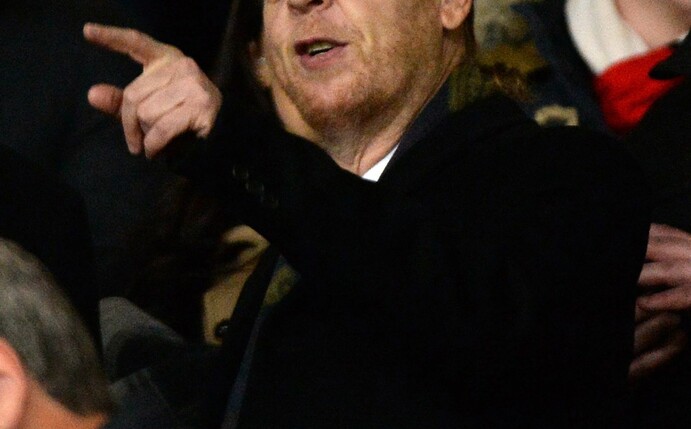Avram Glazer steht auf der Tribüne des Old Traffords in Manchester.