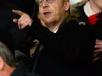 Avram Glazer steht auf der Tribüne des Old Traffords in Manchester. Avram Glazer steht auf der Tribüne des Old Traffords in Manchester.