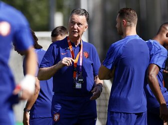Bondscoach Louis van Gaal (M) steht auf dem Trainingsplatz. Bondscoach Louis van Gaal (M) steht auf dem Trainingsplatz.
