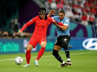 Der Südkoreaner Heung-min Son (l) im Zweikampf mit Uruguays Martin Caceres. Der Südkoreaner Heung-min Son (l) im Zweikampf mit Uruguays Martin Caceres.