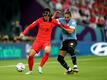 Der Südkoreaner Heung-min Son (l) im Zweikampf mit Uruguays Martin Caceres.