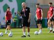 Wales-Trainer Rob Page (M) und seine Mannschaft wollen sich nur auf das kommende Spiel gegen den Iran konzentrieren.