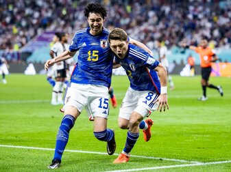 Japans Ritsu Doan (r) bejubelt sein Tor zum 1:1 mit Daichi Kamada.