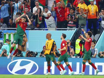 Cristiano Ronaldo (l) brachte Portugal per Elfmeter mit 1:0 in Führung. Cristiano Ronaldo (l) brachte Portugal per Elfmeter mit 1:0 in Führung.