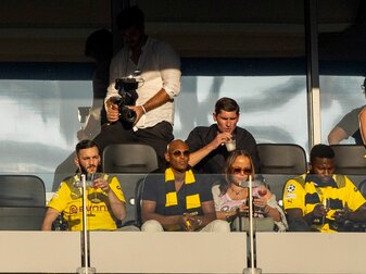 Sébastien Haller (2.v.l.) sitzt bei einem Spiel der Dortmunder auf der Tribüne. Sébastien Haller (2.v.l.) sitzt bei einem Spiel der Dortmunder auf der Tribüne.