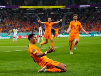 Cody Gakpo von den Niederlanden jubelt nach seinem Tor zum 1:0 gegen Senegal. Cody Gakpo von den Niederlanden jubelt nach seinem Tor zum 1:0 gegen Senegal.