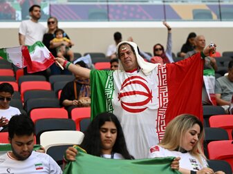 Ein Fan aus dem Iran steht vor dem Spiel gegen Wales auf der Tribüne. Ein Fan aus dem Iran steht vor dem Spiel gegen Wales auf der Tribüne.