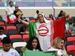 Ein Fan aus dem Iran steht vor dem Spiel gegen Wales auf der Tribüne.