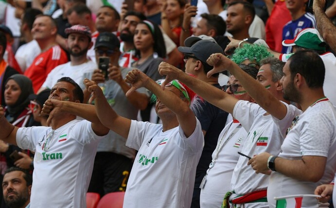 Iranische Spieler singen Nationalhymne mit