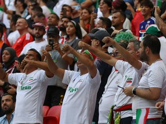 Iranische Spieler singen Nationalhymne mit Iranische Spieler singen Nationalhymne mit