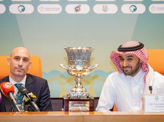 Abdulaziz bin Turki Al-Faisal (r), Vorsitzender der General Sport Authority (GSA) von Saudi-Arabien, auf einer Pressekonferenz. Abdulaziz bin Turki Al-Faisal (r), Vorsitzender der General Sport Authority (GSA) von Saudi-Arabien, auf einer Pressekonferenz.