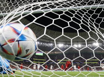 Gleich siebenmal musste Costa Ricas Torwart den Ball gegen Spanien auf dem Netz holen.