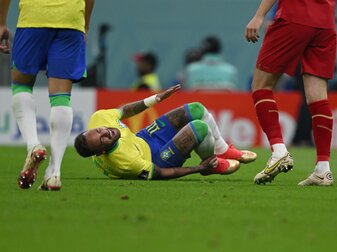 Brasilien-Stürmer Neymar liegt nach einem Foul verletzt am Boden. Brasilien-Stürmer Neymar liegt nach einem Foul verletzt am Boden.