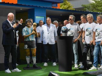 FIFA-Präsident Gianni Infantino (l) spricht bei der Gedenkveranstaltung in Doha. FIFA-Präsident Gianni Infantino (l) spricht bei der Gedenkveranstaltung in Doha.