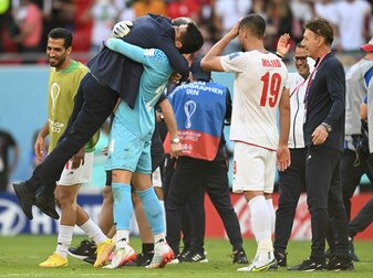 Irans Spieler feiern nach dem Sieg gegen Wales ihren Trainer Carlos Queiroz. Irans Spieler feiern nach dem Sieg gegen Wales ihren Trainer Carlos Queiroz.