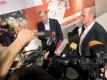 Der Präsident des FC Bayern München, Karl Hopfner (M) und Uli Hoeneß bei der Eröffnung der Sonderausstellung. Foto: Klaus Bergmann