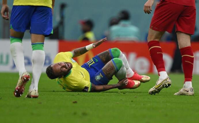Brasilien-Stürmer Neymar liegt nach einem Foul verletzt am Boden.