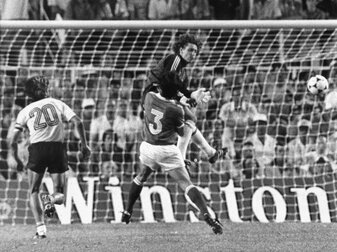 Der deutsche Nationaltorwart Harald (Toni) Schumacher springt aus vollem Lauf den französischen Spieler Patrick Battiston (3) an. Der deutsche Nationaltorwart Harald (Toni) Schumacher springt aus vollem Lauf den französischen Spieler Patrick Battiston (3) an.