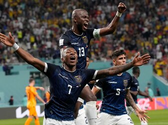 Ecuadors Énner Valencia (M) bejubelt sein Tor zum 1:1 gegen die Niederlande. Ecuadors Énner Valencia (M) bejubelt sein Tor zum 1:1 gegen die Niederlande.