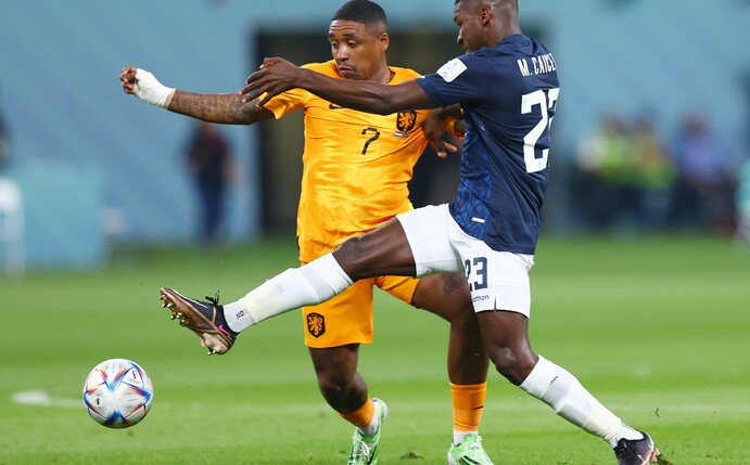 Steven Bergwijn (l) und seine Niederländer kamen nicht über ein 1:1 gegen Ecuador hinaus.