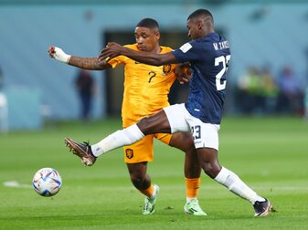 Steven Bergwijn (l) und seine Niederländer kamen nicht über ein 1:1 gegen Ecuador hinaus. Steven Bergwijn (l) und seine Niederländer kamen nicht über ein 1:1 gegen Ecuador hinaus.