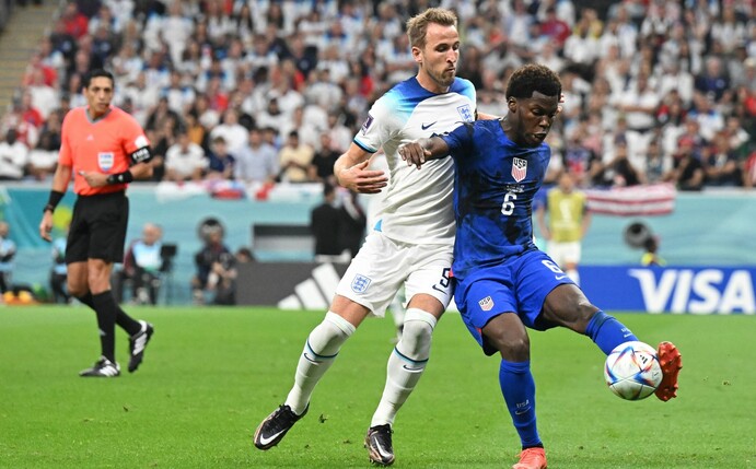 Englands Harry Kane (l) blieb gegen die US-Amerikaner um Yunus Musah blass.