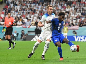 Englands Harry Kane (l) blieb gegen die US-Amerikaner um Yunus Musah blass. Englands Harry Kane (l) blieb gegen die US-Amerikaner um Yunus Musah blass.