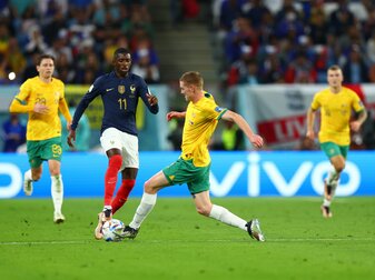 Ousmane Dembele (M) beim Kapf um den Ball. Ousmane Dembele (M) beim Kapf um den Ball.