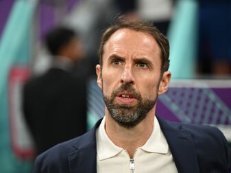 Trainer Gareth Southgate von England singt vor Spielbeginn die Nationalhymne. Trainer Gareth Southgate von England singt vor Spielbeginn die Nationalhymne.