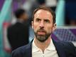 Trainer Gareth Southgate von England singt vor Spielbeginn die Nationalhymne.