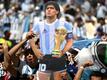 Fans feiern vor Spielbeginn mit einem Poster des ehemaligen Argentinischen Fussballspielers Diego Maradona.