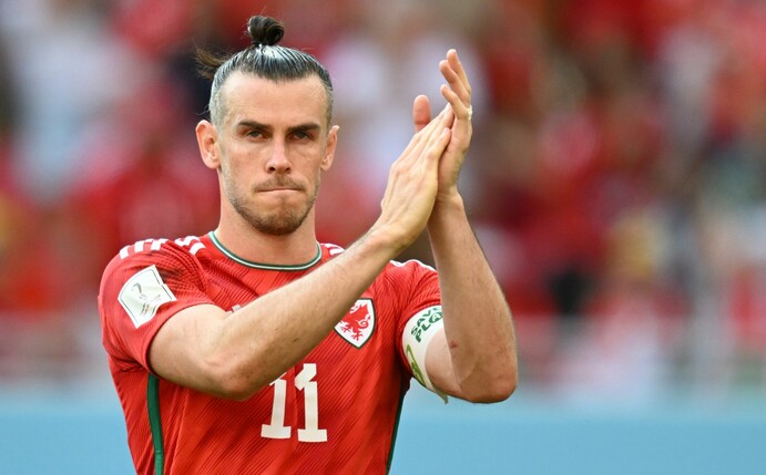 Gareth Bale von Wales klatscht nach dem Spiel.