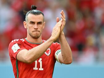 Gareth Bale von Wales klatscht nach dem Spiel. Gareth Bale von Wales klatscht nach dem Spiel.