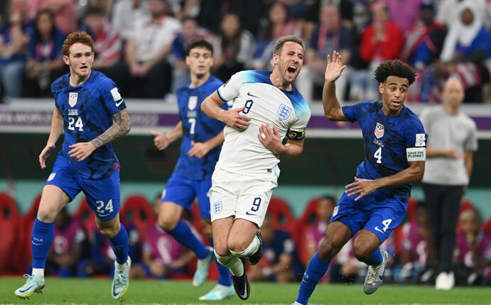Harry Kane (M) von England gegen Tyler Adams (r). Links läuft Josh Sargent von den USA.