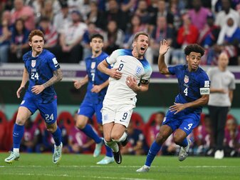 Harry Kane (M) von England gegen Tyler Adams (r). Links läuft Josh Sargent von den USA. Harry Kane (M) von England gegen Tyler Adams (r). Links läuft Josh Sargent von den USA.