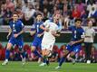 Harry Kane (M) von England gegen Tyler Adams (r). Links läuft Josh Sargent von den USA.