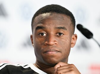 Nationalspieler Youssoufa Moukoko nimmt an einer Pressekonferenz teil. Nationalspieler Youssoufa Moukoko nimmt an einer Pressekonferenz teil.