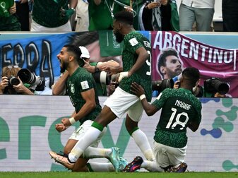 Saudi-Arabiens Saleh Alshehri (l) jubelt nach dem Tor zum 1-1 gegen Argentinien. Saudi-Arabiens Saleh Alshehri (l) jubelt nach dem Tor zum 1-1 gegen Argentinien.