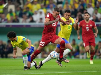 Serbiens Sergej Milinkovic-Savic (M) setzt sich im Zweikampf gegen Brasiliens Marquinhos (l) durch. Serbiens Sergej Milinkovic-Savic (M) setzt sich im Zweikampf gegen Brasiliens Marquinhos (l) durch.
