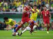 Serbiens Sergej Milinkovic-Savic (M) setzt sich im Zweikampf gegen Brasiliens Marquinhos (l) durch.