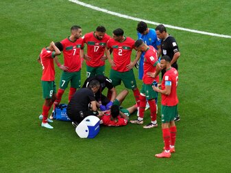 Marokkos Noussair Mazraoui wird auf dem Rasen behandelt. Marokkos Noussair Mazraoui wird auf dem Rasen behandelt.