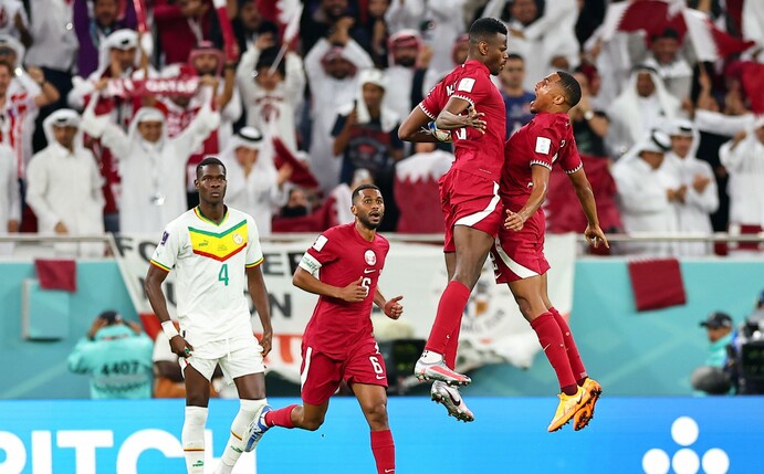 Katars Mohammed Muntari (2.v.r) jubelt mit Pedro Miguel nach seinem Tor zum 1-2 gegen den Senegal.