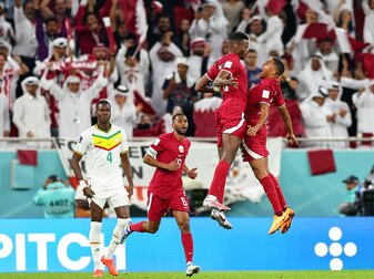 Katars Mohammed Muntari (2.v.r) jubelt mit Pedro Miguel nach seinem Tor zum 1-2 gegen den Senegal. Katars Mohammed Muntari (2.v.r) jubelt mit Pedro Miguel nach seinem Tor zum 1-2 gegen den Senegal.