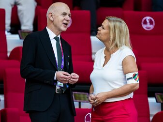 Bundesinnenministerin Nancy Faeser (SPD, r) und DFB-Präsident Bernd Neuendorf unterhalten sich auf der Tribüne. Bundesinnenministerin Nancy Faeser (SPD, r) und DFB-Präsident Bernd Neuendorf unterhalten sich auf der Tribüne.