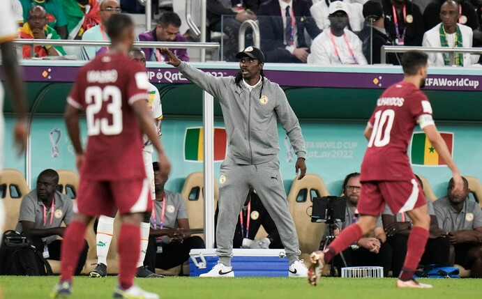 Senegals Trainer Aliou Cisse gibt seinen Spielern taktische Anweisungen.
